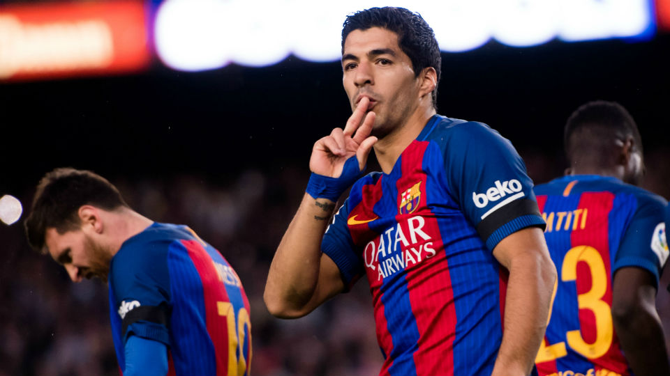 Luis Suarez membuka keunggulan Barca lewat gol akrobatik nan cantik
